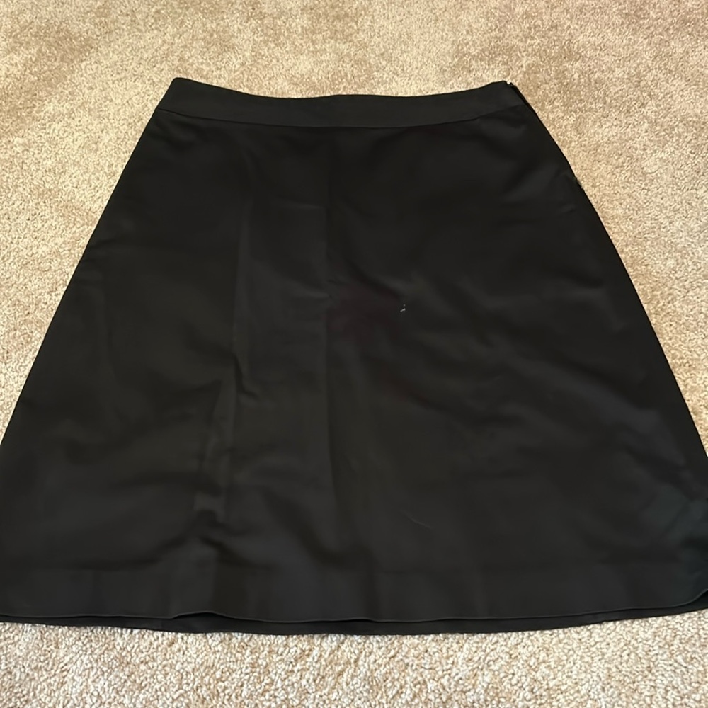 Banana Republic brand, women’s black colored skirt with zipper on the side.